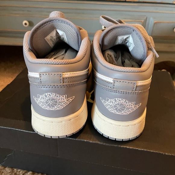 Authentic Air Jordan’s low lace Nike 6.5Y fits 7.5/8 wolf gray shoes $189.00 - Picture 5 of 10